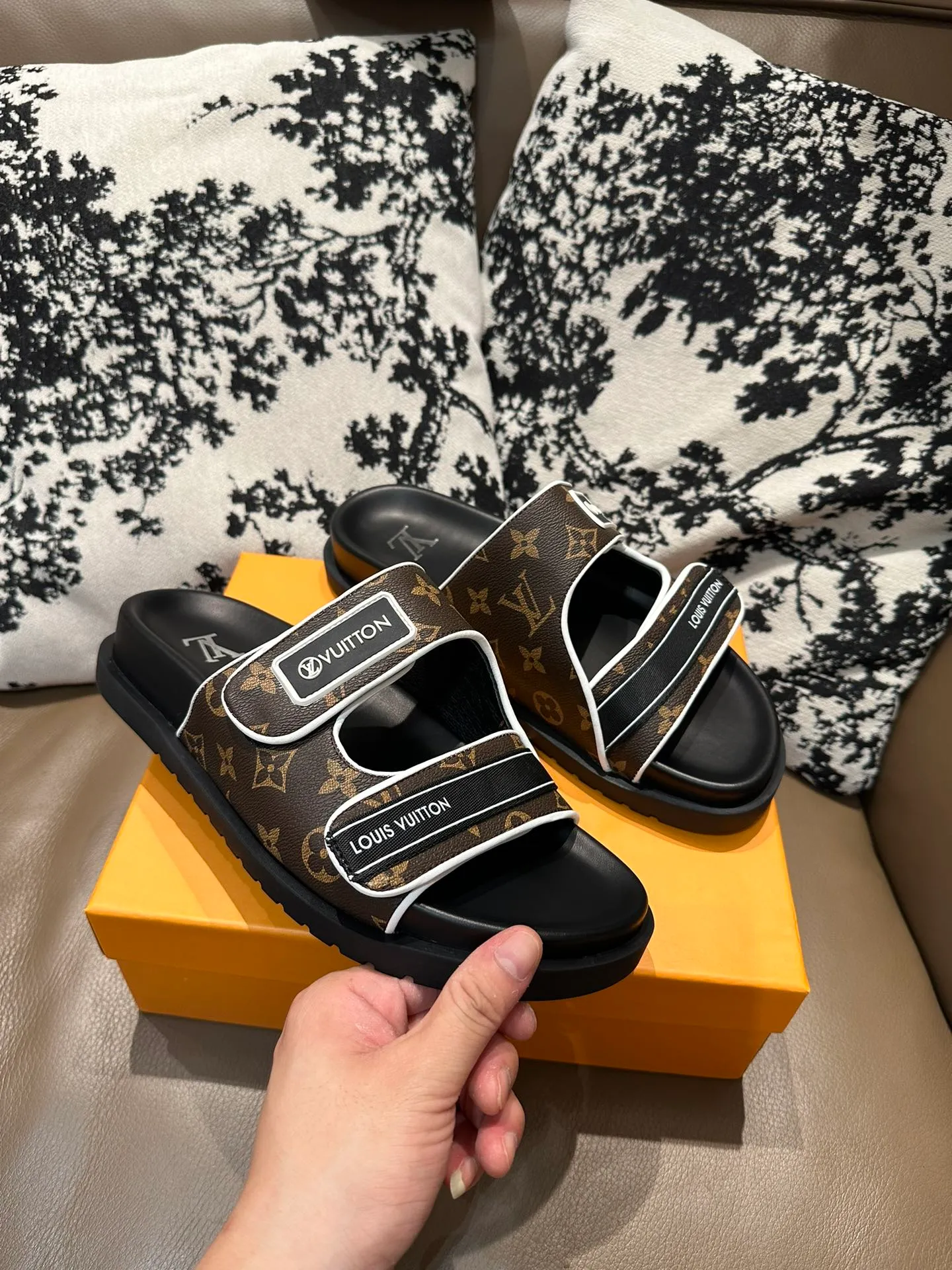 Men's shoes 💰360💰 LV flip flops, cowhide surface, sheepskin lining, size 36-46